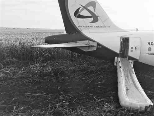 8月15日，俄罗斯乌拉尔航空公司一架客机迫降在莫斯科附近的茹科夫斯基机场旁的农田里。新华社发